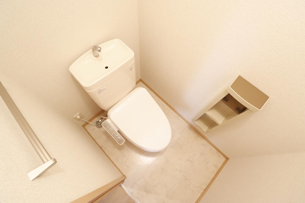 トイレ　温水洗浄便座付きトイレです♪