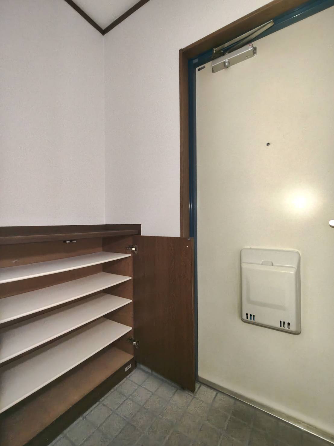 玄関　玄関収納付き！