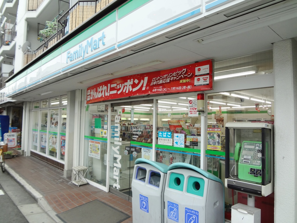 コンビニ　ファミリーマート（コンビニ）まで68m
