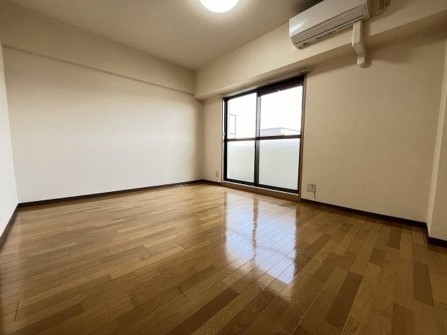 居室・リビング　同物件別部屋