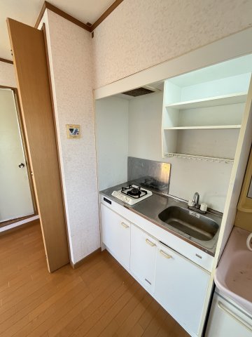 キッチン　ンパクトで使い勝手の良いキッチン♪収納スペースも備わっている