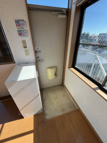 玄関　玄関横にも窓があり、明るく開放的な玄関まわりが魅力です！