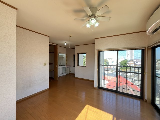 居室・リビング　窓が多く、明るい室内が魅力のお部屋です♪自然光が差し込む、心