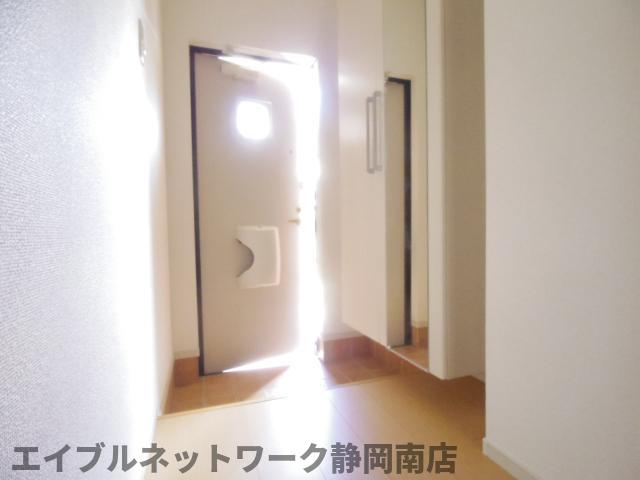 玄関　収納もある玄関です