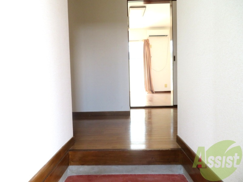 玄関　玄関は広々しており、靴が多くても対応できます。