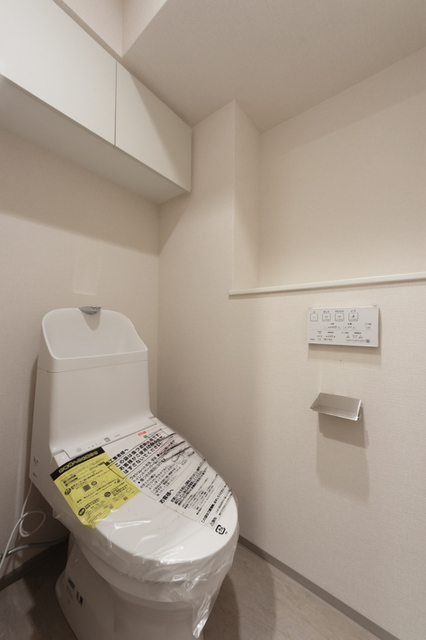 トイレ　落ち着いた色調のトイレです