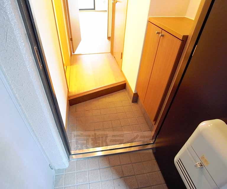 玄関　靴箱に入らない分も十分置いていただける玄関です。