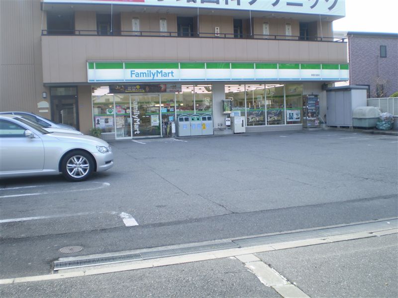 コンビニ　ファミリーマート箕面白島店（コンビニ）まで137m