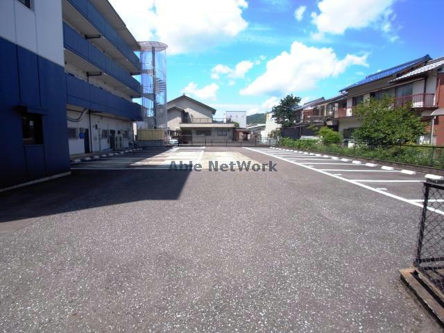 【山県市高富のマンションの駐車場】