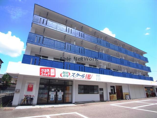 【山県市高富のマンションの建物外観】