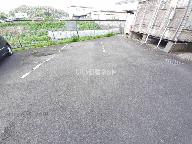 【名張市東町のマンションの駐車場】