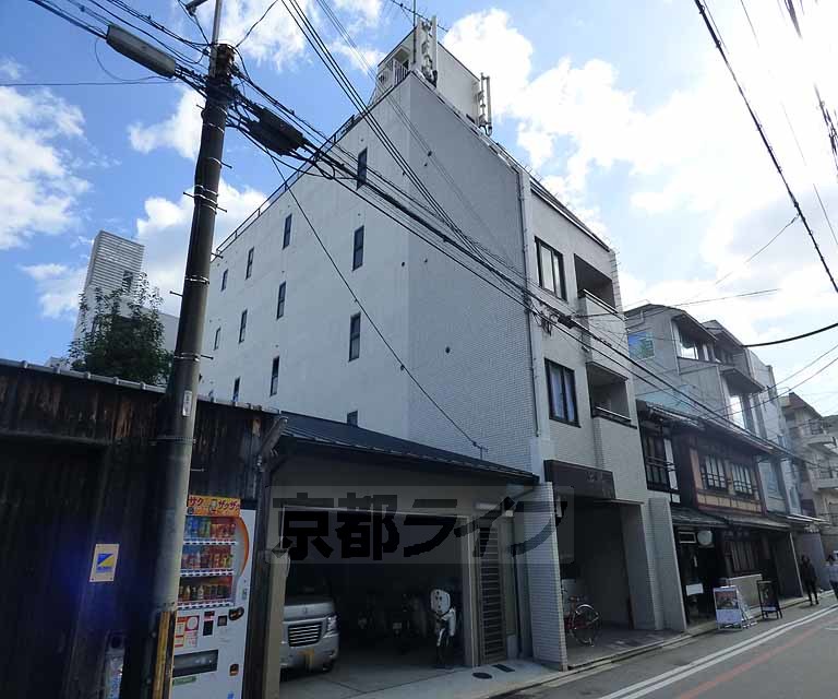 京都市中京区梅屋町のマンションの建物外観