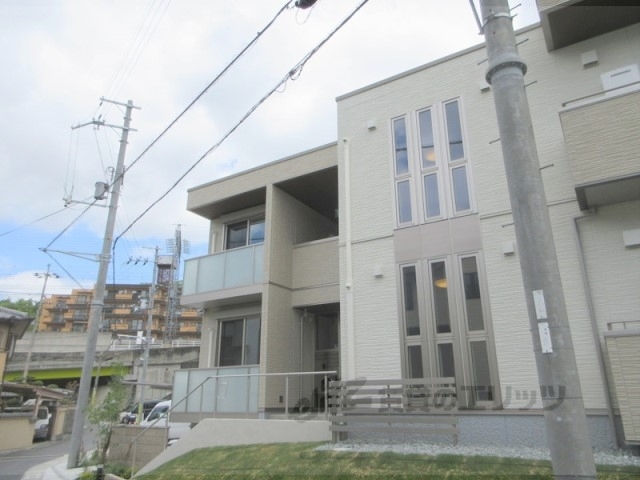 生駒市谷田町のアパートの建物外観