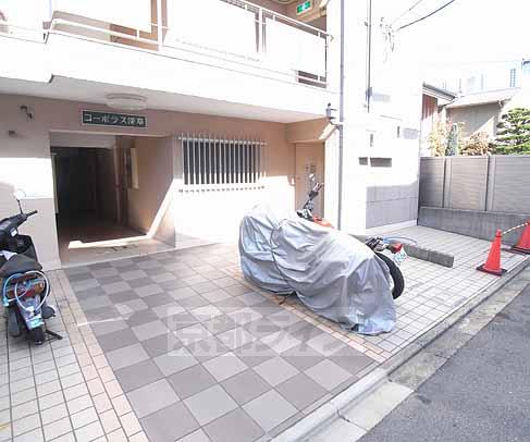 【京都市伏見区深草西浦町８丁目のマンションのエントランス】