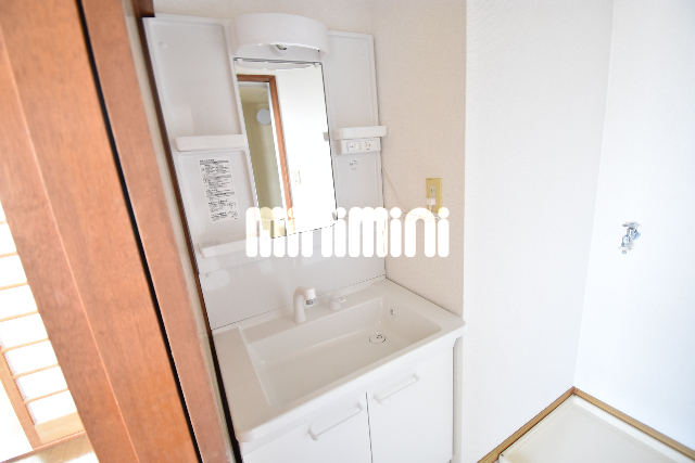 洗面設備　脱衣所には独立洗面台もあります