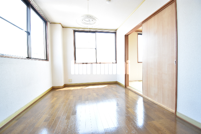 居室・リビング　日当り良好な洋室