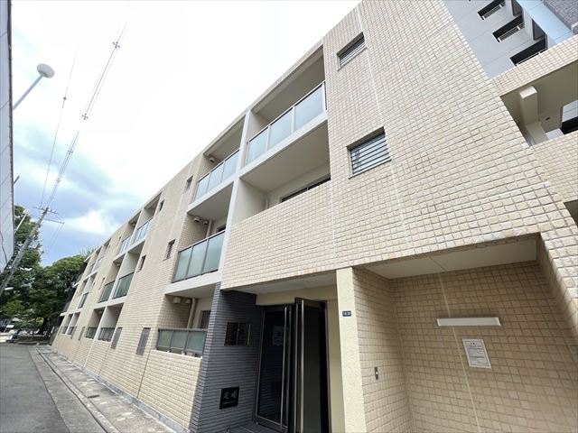 建物外観　■オートロック・防犯カメラ・宅配ボックス有り