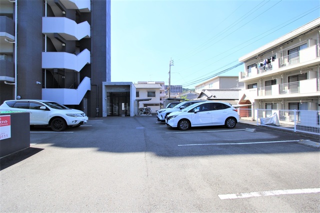 【松山市清水町のマンションの駐車場】