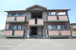 福山市神村町のアパートの建物外観