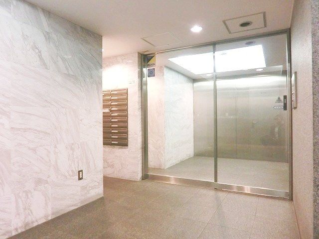 【渋谷区道玄坂のマンションのエントランス】