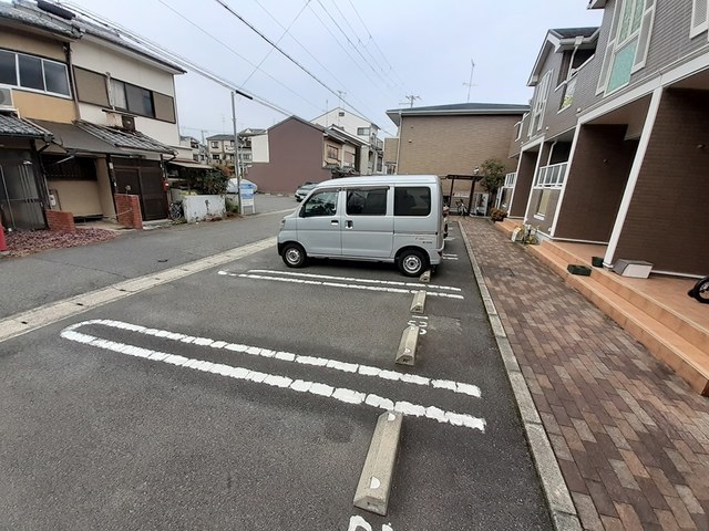 【京都市右京区太秦門田町のアパートの駐車場】