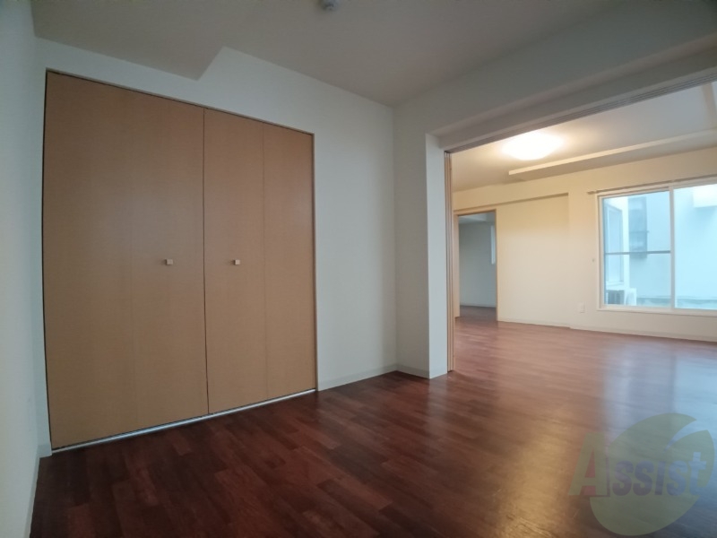 その他部屋・スペース　戸を閉めるとリビングと区切られた寝室にすることができますよ。