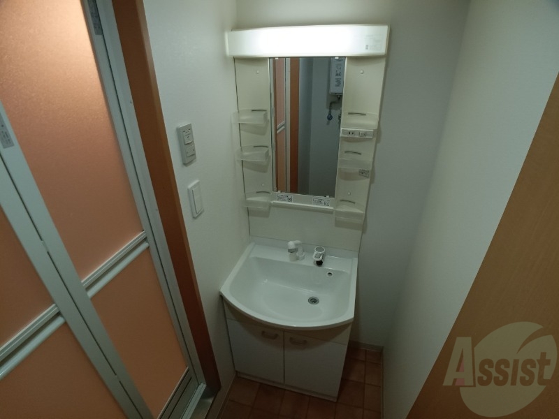 洗面設備　独立洗面台です。大きくてよいですね。シャンプーもできます。