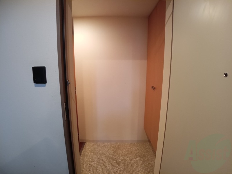 玄関　玄関です。すぐ広いリビングにつながっています。