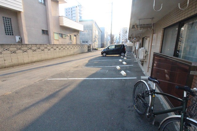 【札幌市中央区南十五条西のマンションの駐車場】