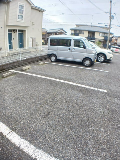 【東近江市小脇町のアパートの駐車場】