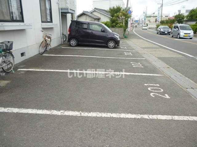 【和歌山市直川のアパートの駐車場】