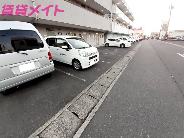 【鈴鹿市西条のマンションの駐車場】