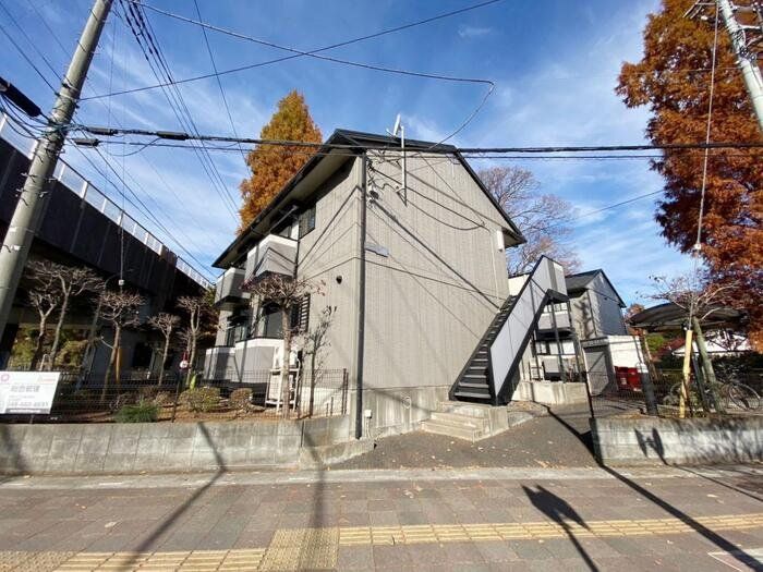 【北足立郡伊奈町大字羽貫のアパートの建物外観】