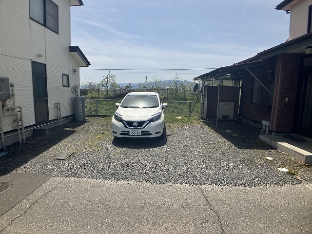 【安曇野梓橋住宅の駐車場】