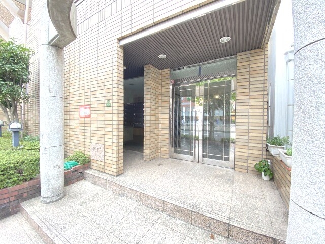 【大阪市東淀川区菅原のマンションのエントランス】