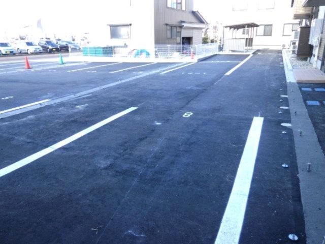 【長岡市蓮潟のアパートの駐車場】