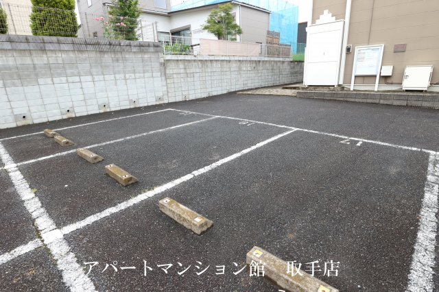 【レオパレスロッソピアンコの駐車場】