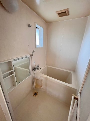 バス・シャワールーム　清潔感のあるお風呂です！ 窓もついているので換気もできます！