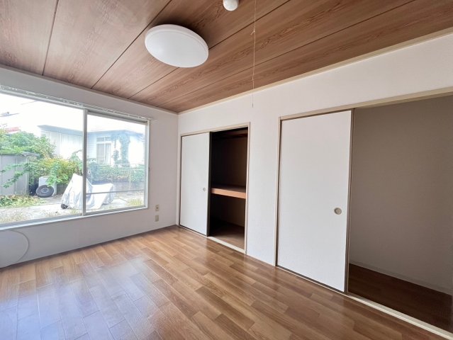 居室・リビング　大きな窓があり、風が入り込みます！