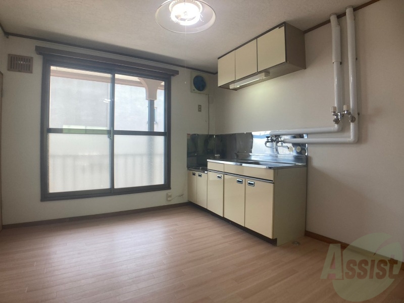 居室・リビング　木目のフローリングは落ち着きのある印象のお部屋になりますね。