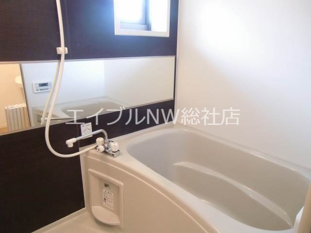 バス・シャワールーム　お風呂に窓ついています