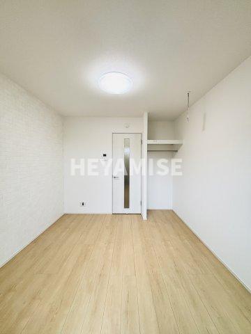 居室・リビング　※類似物件の写真でございます※クロス、扉の色は異なります※