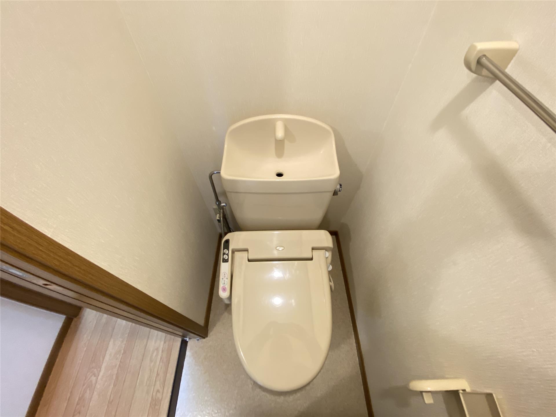 トイレ　温水洗浄付暖房便座トイレ