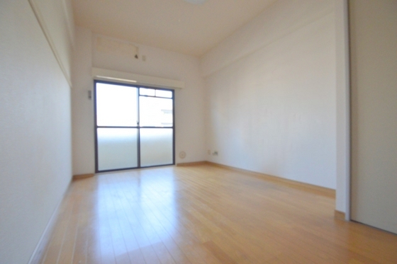 その他部屋・スペース　洋室約７．５帖・エアコン・照明付♪