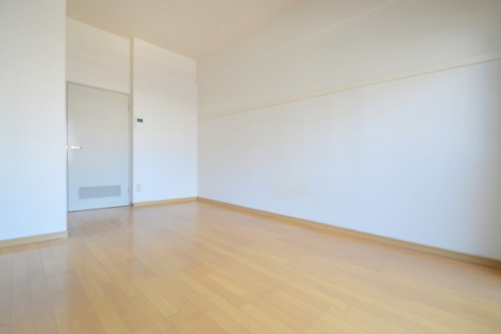 居室・リビング　洋室約７．５帖・エアコン・照明付♪