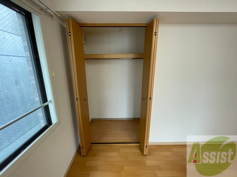 収納　こちらの収納にはハンガーをかけて服もしまえますね。
