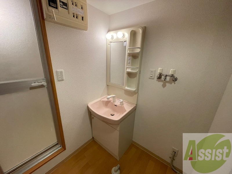 洗面設備　独立洗面台です。大きくてよいですね。シャンプーもできます！