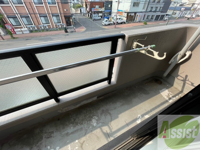 バルコニー　バルコニー。洗濯物がはかどりそうな広さがありますよ。