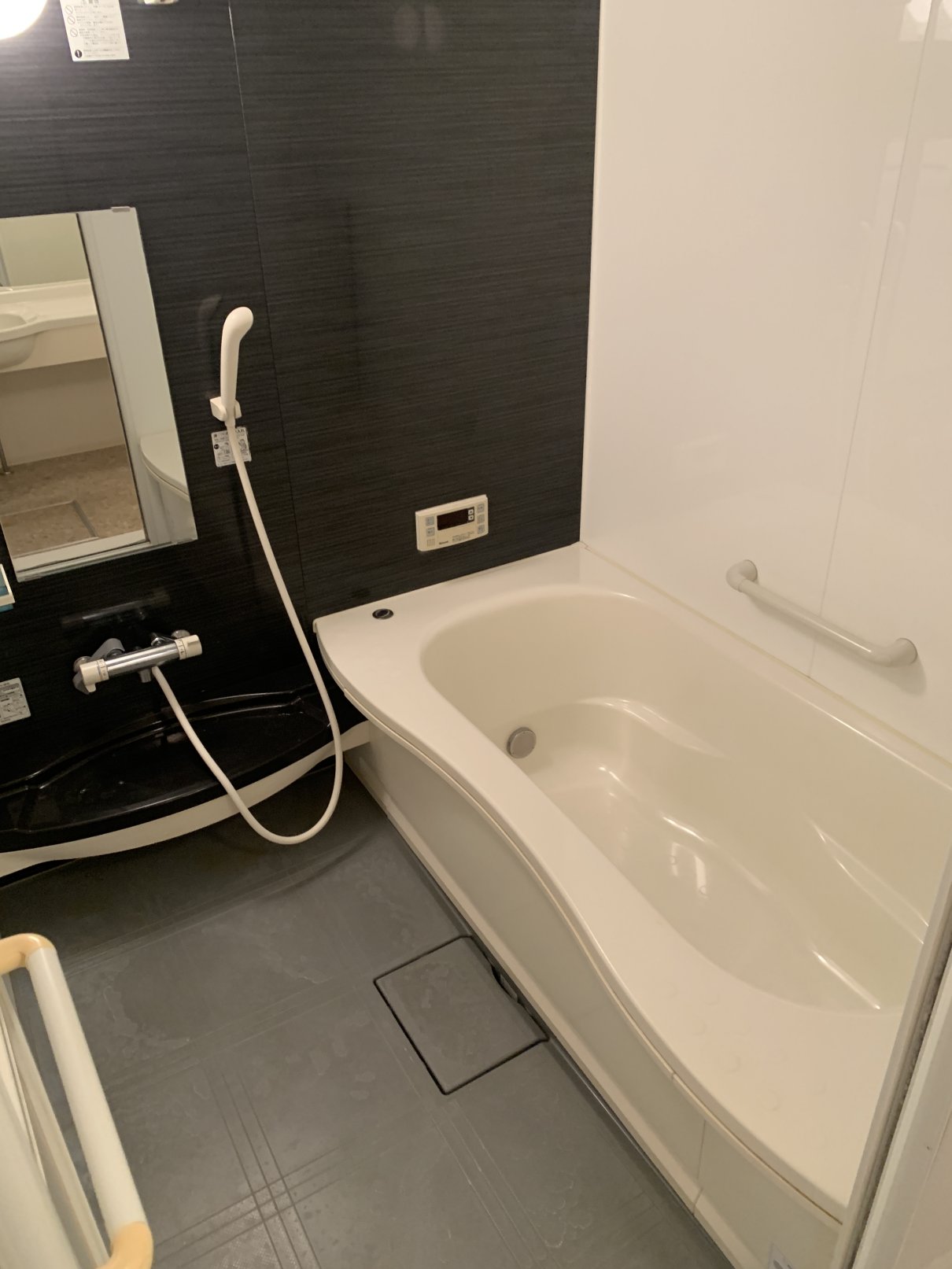 バス・シャワールーム　１坪タイプのお風呂で足をゆったり伸ばして入れます