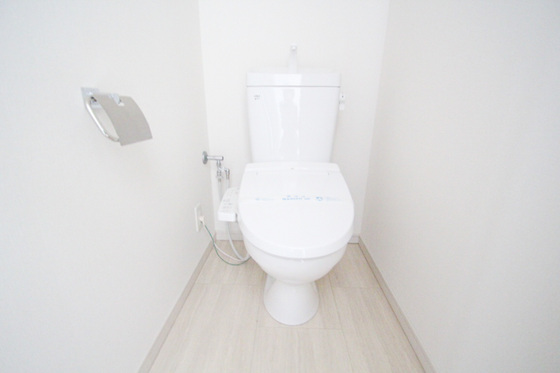 トイレ　※掲載写真は同マンション別部屋参考写真となります。